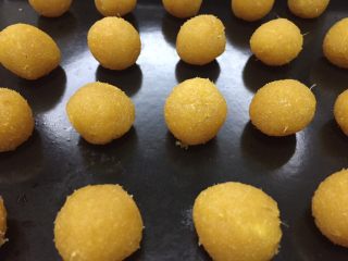 13、凤梨酥,馅分成15g，滚圆备用