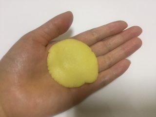 14、凤梨酥,拿一块皮在掌中轻轻压扁，你可以戴上硅胶手套操作，我为了另一手方便拍照没有戴