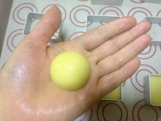 16、凤梨酥,放入虎口处慢慢将口收起，滚圆