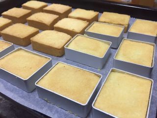 20、凤梨酥,取出晾凉脱模，这个是不会粘模具的