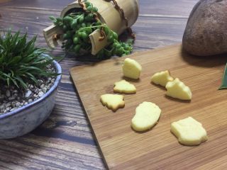 22、凤梨酥,皮料一般会有小部分剩下，别浪费，做成小饼干吧