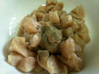 3、柠香鸡米花,放入胡椒粉