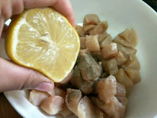 4、柠香鸡米花,挤入柠檬汁