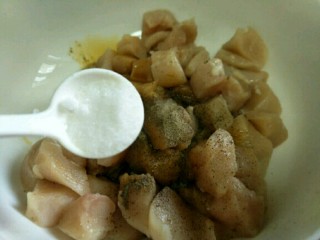 6、柠香鸡米花,加入食盐