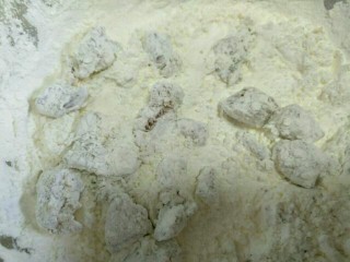 7、柠香鸡米花,入味后的鸡丁,放入淀粉中裹匀~