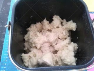 3、中种酸奶土司,发酵好的中种面团撕成小块，和主面团材料混合.