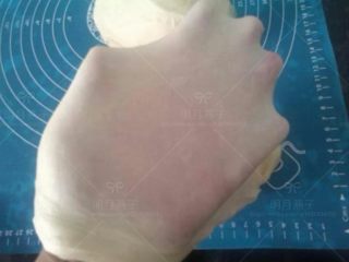 4、中种酸奶土司,后油法揉至完全阶段，出薄膜。