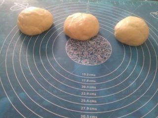 5、中种酸奶土司,揉好的面团平均分成三份，滚圆后松驰15分钟。