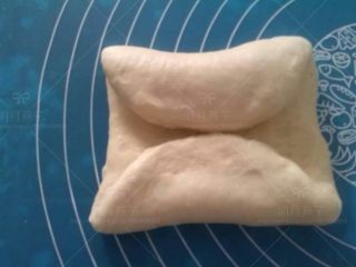 7、中种酸奶土司,翻面后，从上下分别往中间折。