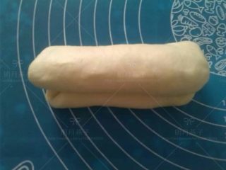 8、中种酸奶土司,对折