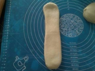 9、中种酸奶土司,垂直移动，压扁，擀成牛舌状。