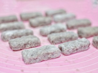 6、喜庆又好吃的黄金芋头酥,将调好味的芋泥分成各等份，用手捏成小圆柱状。