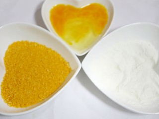 7、喜庆又好吃的黄金芋头酥,鸡蛋打成蛋液备用，面粉、面包糠分别用盘子装好备用。