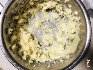 1、草莓挞（蛋挞皮➕蛋挞水通用）,黄油室温软化，加糖粉打发至颜色发白，体积蓬大