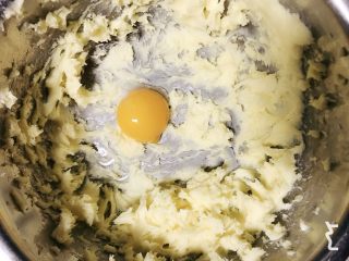 2、草莓挞（蛋挞皮➕蛋挞水通用）,加入蛋黄打匀