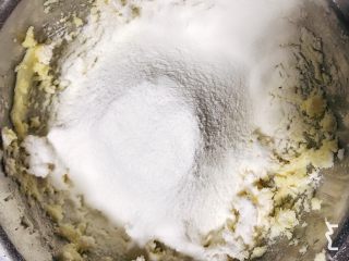 3、草莓挞（蛋挞皮➕蛋挞水通用）,筛入低粉，先用刮刀拌匀，再用手慢慢抓匀