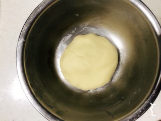 4、草莓挞（蛋挞皮➕蛋挞水通用）,揉成光滑的面团，在冰箱里冷藏一小时。如果冷藏过夜，第二天会很硬，可以用微波炉解冻一分钟使其变软一些再操作