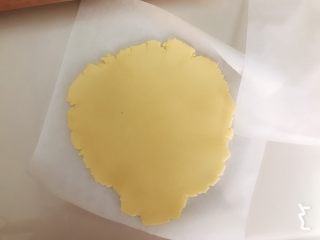 5、草莓挞（蛋挞皮➕蛋挞水通用）,两张油纸夹住面团擀开，约6mm后