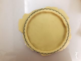 6、草莓挞（蛋挞皮➕蛋挞水通用）,平铺在派盘上，边缘多余的擀掉，可以做一个布丁碗