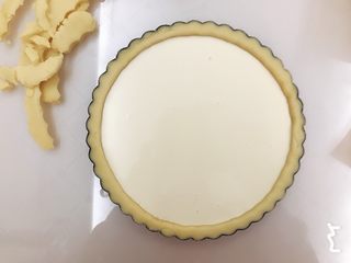 7、草莓挞（蛋挞皮➕蛋挞水通用）,挞水的材料混合均匀，过筛即可，把挞水倒入挞皮中