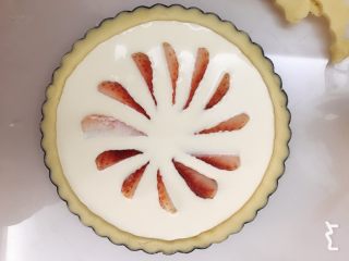 8、草莓挞（蛋挞皮➕蛋挞水通用）,放入草莓