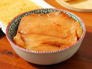 2、芝士爆浆鸡排,2、	加料酒、盐、葱、黑胡椒，把鸡胸腌一下。