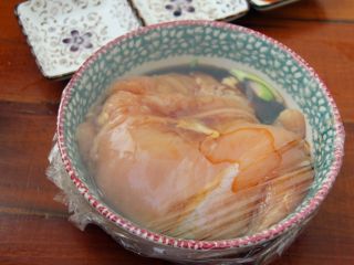 3、芝士爆浆鸡排,3、	盖上保鲜膜，放入冰箱约1小时即可。