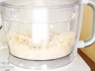 3、炸肉饼,把面包掰成小块放入料理机打碎
