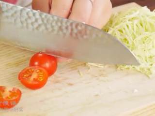 5、炸肉饼,把卷心菜菜梗去掉，切成细丝，小番茄对半切开