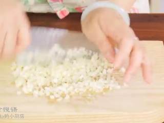 6、炸肉饼,把洋葱切成丁，鸡蛋打散