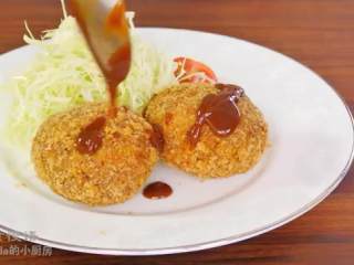 12、炸肉饼,卷心菜丝和小番茄摆盘，放入肉饼，浇上酱汁即可