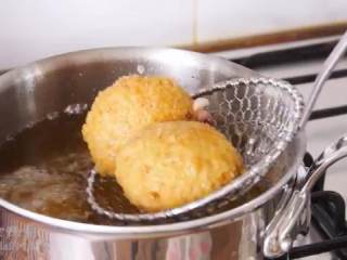 10、炸肉饼,锅里倒入半锅油，中火加热，放入肉饼炸4分钟捞出