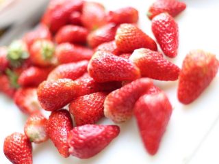 1、草莓果酱,草莓洗净去蒂