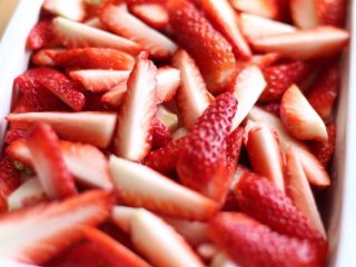 2、草莓果酱,切成块