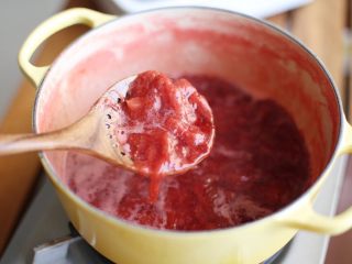 6、草莓果酱,熬制粘稠即可
