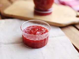 7、草莓果酱,找一个干净无水无油的瓶子