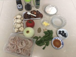 1、海陆双拼披萨,准备好材料