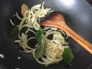 13、海陆双拼披萨,再放入罗勒叶