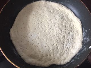 22、海陆双拼披萨,将面饼放入锅中