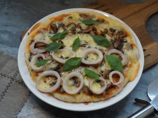 29、海陆双拼披萨,起锅后撒黑椒碎和罗勒叶