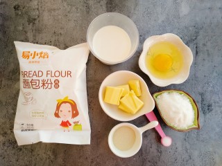 1、椰蓉牛奶小面包,首先准备好食材