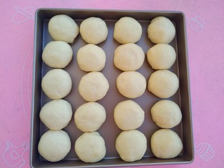 11、椰蓉牛奶小面包,发酵好的面团取出