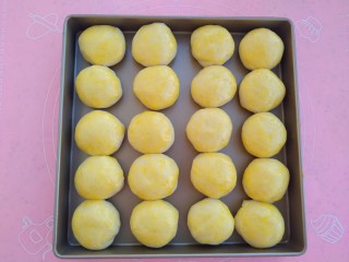 12、椰蓉牛奶小面包,在表面刷一层蛋黄