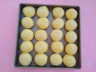 13、椰蓉牛奶小面包,撒上椰蓉