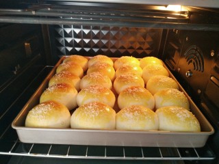 15、椰蓉牛奶小面包,170°上下烤20分钟