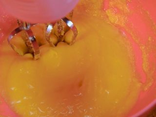 6、二次元美少女教你制作颜值爆表的红丝绒蛋糕,打发好的黄油加入柠檬汁，搅打均匀。