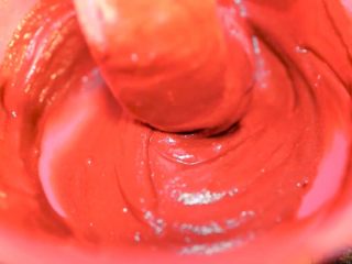 8、二次元美少女教你制作颜值爆表的红丝绒蛋糕,每次拌匀，使面粉和黄油充分混合，然后分三次倒入红色牛奶，继续拌匀。直到面粉混合物和牛奶全部加完，成为湿润的面糊。