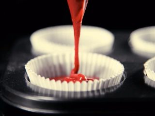11、二次元美少女教你制作颜值爆表的红丝绒蛋糕,把面糊挤入纸杯里，7分满即可。