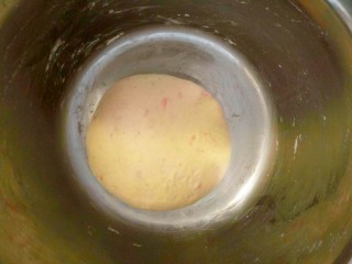 6、胡萝卜小餐包,揉好后放盆里，盖保鲜膜温暖处发酵