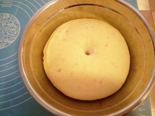 7、胡萝卜小餐包,发酵好的面团